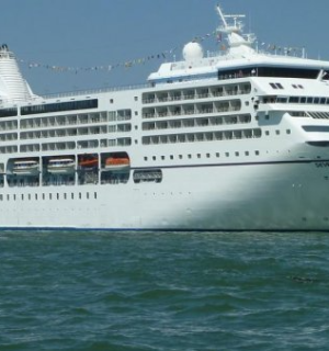 Navio cruzeiro com mais de 800 passageiros atracou no porto de Luanda.