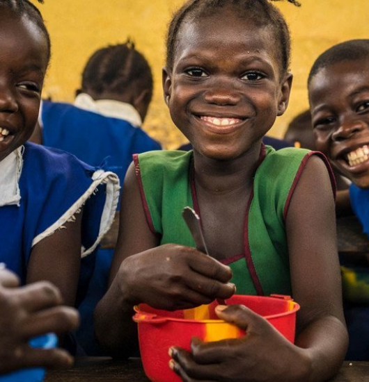 Crianças no município do Caimbambo beneficiam de Merenda Escolar.