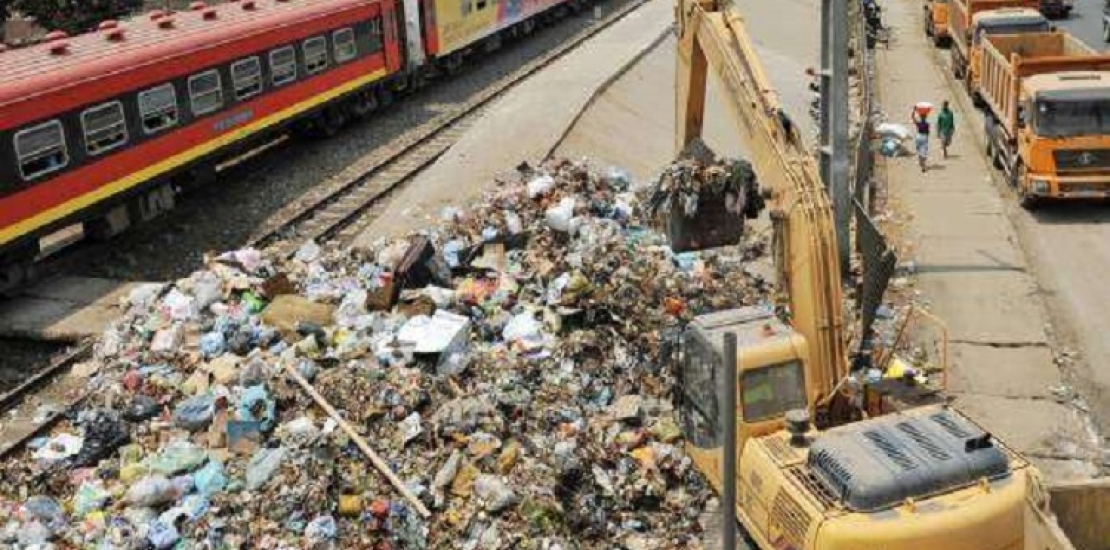 Amontoados de lixo ao longo da linha férrea dificulta a circulação de comboios