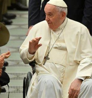 Qual é a doença que levou o Papa Francisco a uma cadeira de rodas