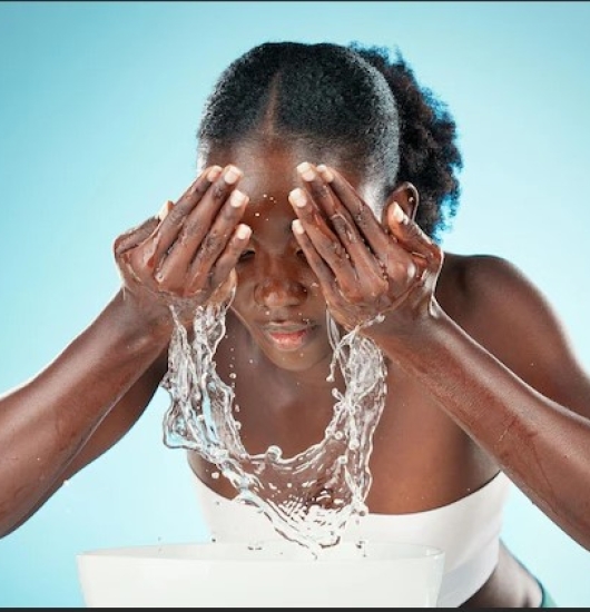 Lavar o rosto com água gelada benefícios.