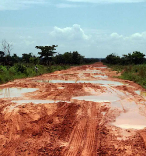 Estrada nacional 250 que liga Kuíto e Luau brevemente reabilitada.