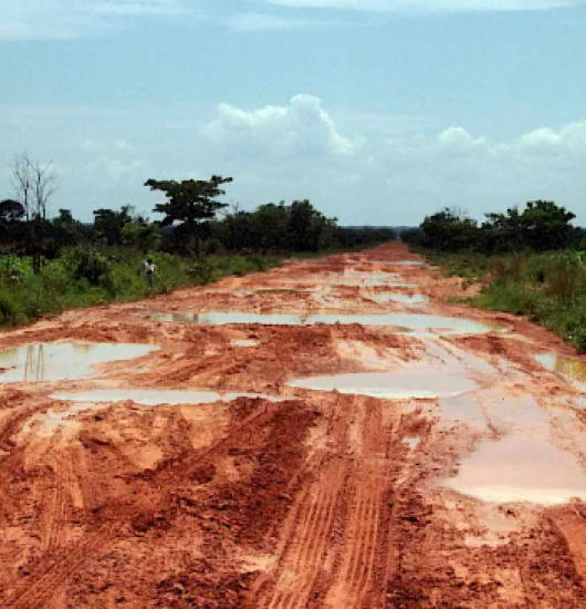 Estrada nacional 250 que liga Kuíto e Luau brevemente reabilitada.
