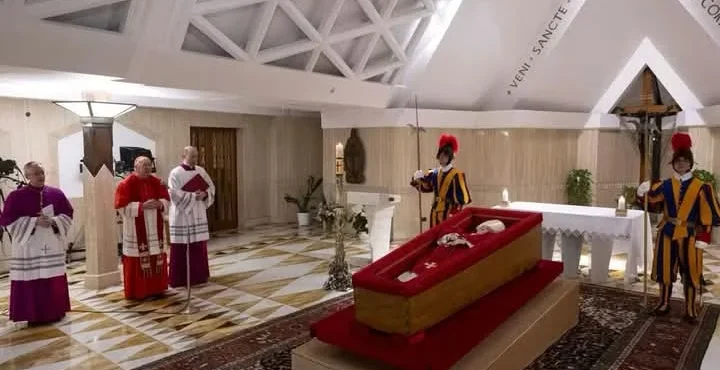 Vaticano divulga primeiras imagens de papa Francisco no caixão.
