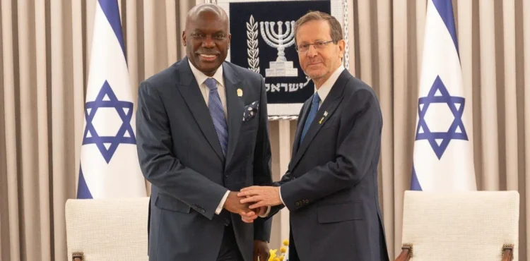 Diplomata angolano em Israel entrega cartas credenciais.