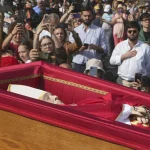 Quase 50 mil pessoas já prestaram homenagem ao Papa desde quarta-feira.