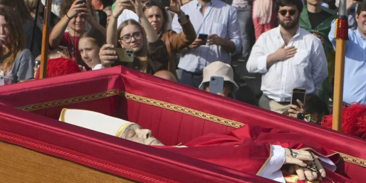 50 mil pessoas homenageiam o papa.