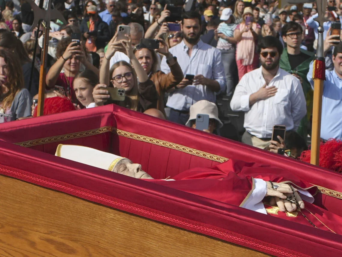 Quase 50 mil pessoas já prestaram homenagem ao Papa desde quarta-feira.