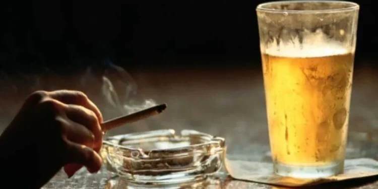 Consumo excessivo de bebidas alcoólicas e tabaco