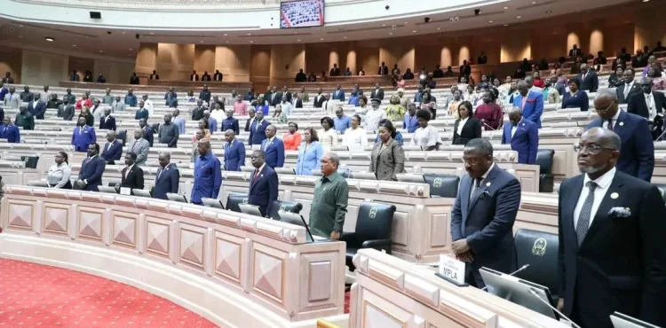 Parlamento angolano rende homenagem ao Papa Francisco.