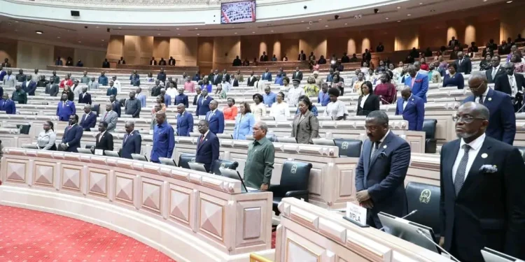 Parlamento angolano rende homenagem ao Papa Francisco.