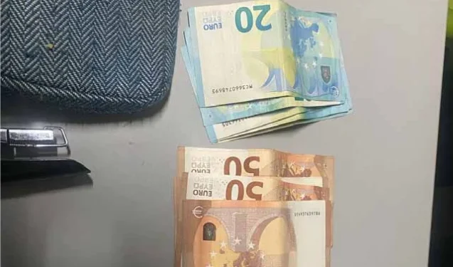 Funcionários do aeroporto detidos por furto de oito mil euros da pasta de passageiro.
