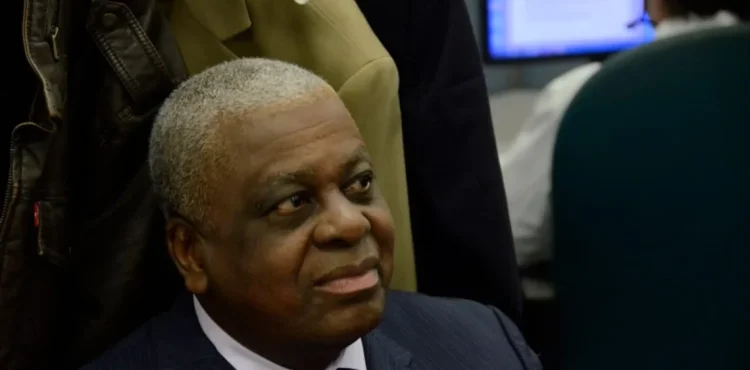 Alcides Sakala rejeita condecoração por exclusão de Holden Roberto e Jonas Savimbi.
