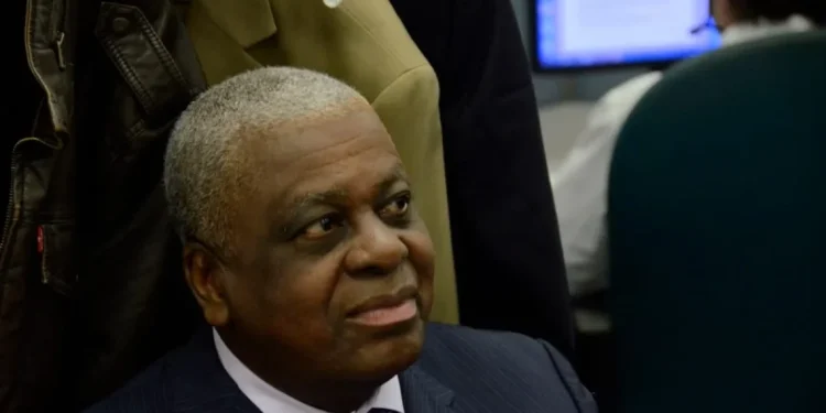 Alcides Sakala rejeita condecoração por exclusão de Holden Roberto e Jonas Savimbi.