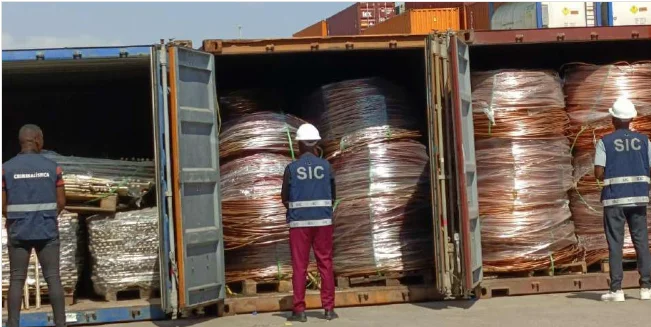 Apreendidas no porto mais de 200 mil toneladas de cobre contrabandeado para o Dubai.