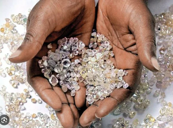 Micro-operação na Lunda-Norte resulta na apreensão de mais de 300 pedras de diamante.