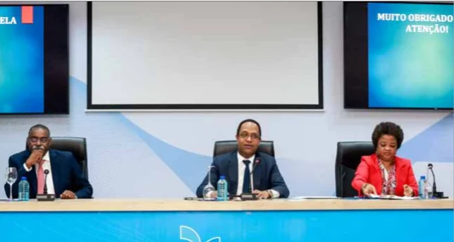 A promoção da diplomacia económica, a gestão estratégica dos acordos bilaterais e multilaterais, bem como o reforço dos laços com as comunidades angolanas no exterior foram os eixos principais da 42.ª Sessão Temática realizada ontem, no âmbito do programa do executivo de reforço da relação com os cidadãos, promovido pelo ministério das Telecomunicações, Tecnologias de informação e Comunicação Social MINTTICS)
