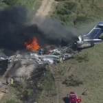 Avião com 242 passageiros cai na Índia.
