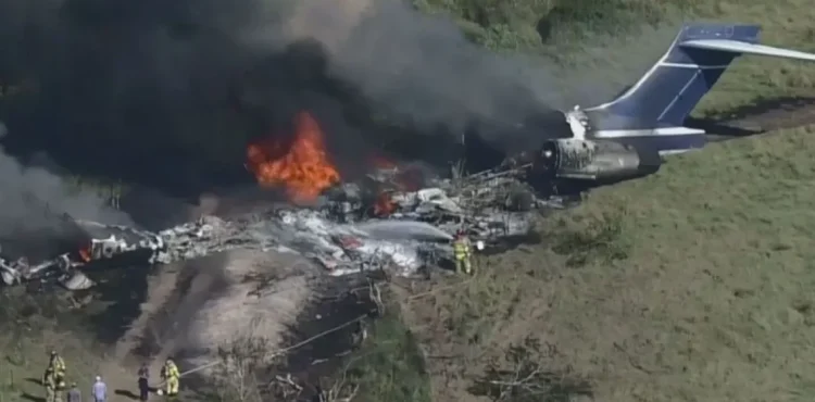 Avião com 242 passageiros cai na Índia