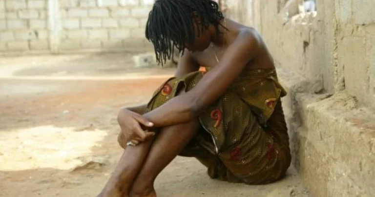 Madrasta permite vizinho abusar sexualmente da enteada em troca de dinheiro.
