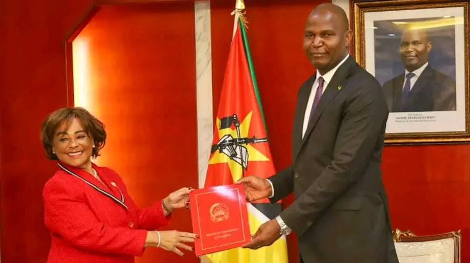 Angola e Moçambique reforçam relações com missiva presidencial de solidariedade.