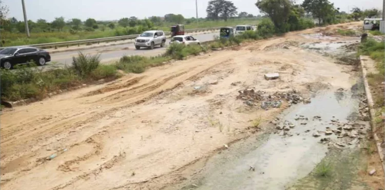 Obras da estrada do ulengo Center