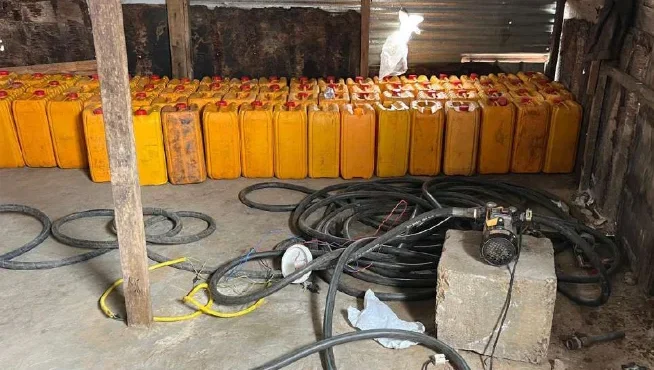 Descoberto estaleiro de contrabando disfarçado numa antiga bomba de combustível.