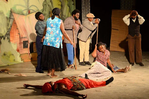 Reflexões e sorrisos encerram peça teatral “Traições” no auditório Njinga Mbande