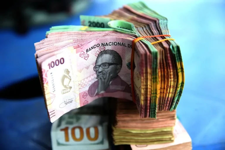 Salário mínimo de 100 mil kwanzas passa a ser pago a partir de Setembro