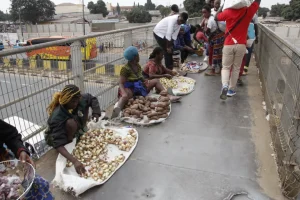 Pedonais deterioram-se e colocam em risco a segurança de pedestres em Luanda,