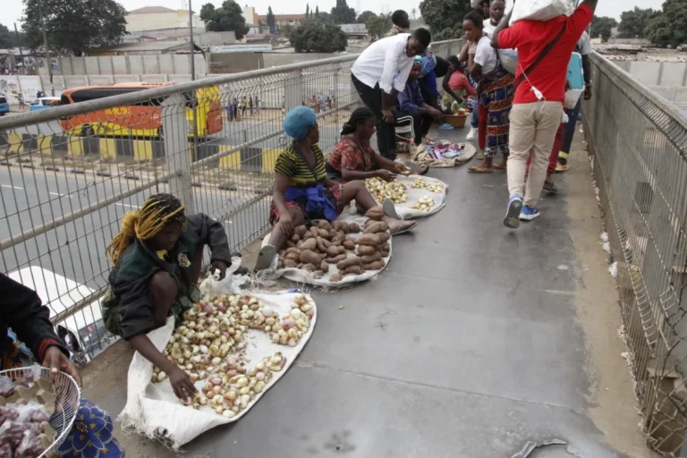 Pedonais deterioram-se e colocam em risco a segurança de pedestres em Luanda,