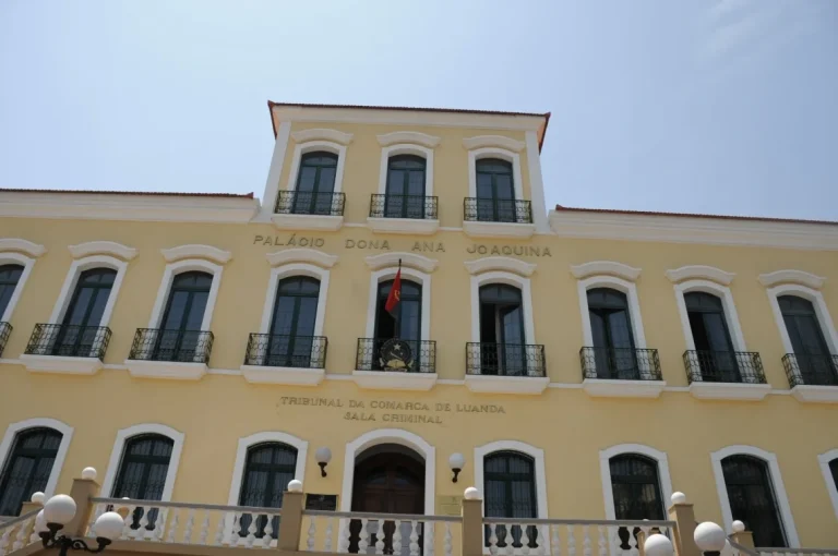 O Tribunal Provincial de Luanda condenou a enfermeira Dilma Jacira Diogo Clemente Pompílio, da Maternidade Augusto Ngangula, a três anos de prisão suspensa, acusada de ter prescrito um fármaco impróprio a uma parturiente, que acabou por falecer no ano passado