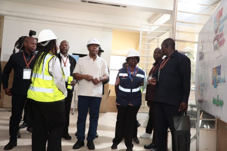 Pr fiscaliza obras em Hospitais de refência em Luanda.