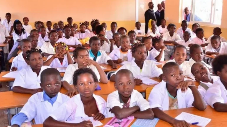 Mais de 3 mil alunos no Lóvua irão beneficiar de material escolar gratuito