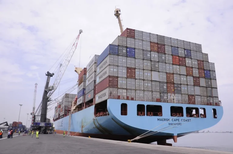 Porto de Luanda poderá movimentar 380 mil contentores/ano após término das obras de expansão