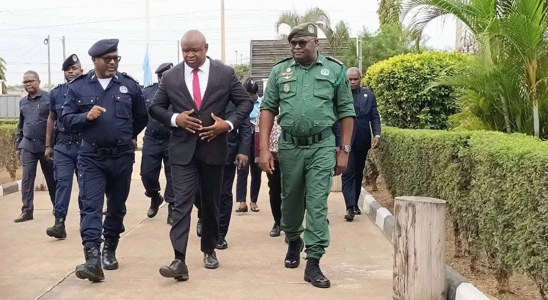 Ministro do Interior visita comando da Polícia de Guarda Fronteiras