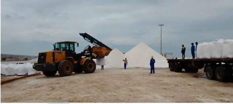 Empresa Salinas Calombolo substitui pagamento de salários em dinheiro por sacos de sal