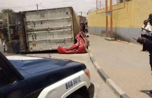 Camião contentorizado em Benguela esmaga viatura ligeira