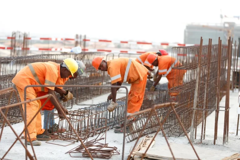 3 MIL OBRAS PARALISADAS