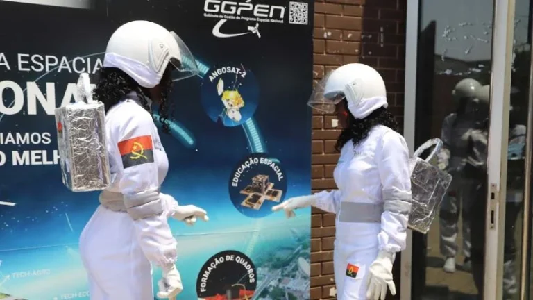 Alunos de duas escolas agraciados com aulas sobre satélites