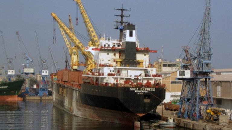 Ricardo de Abreu  ministro dos transportes, procedeu a entrega de novas embarcações ao porto do Namibe.
