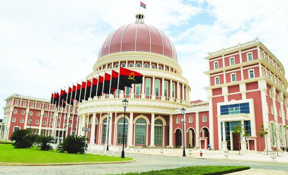 Convidados chegam a Assembleia Nacional para ouvir o discurso sobre o Estado da Nação