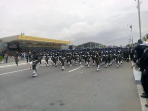 Desfile militar abrilhanta acto central alusivo aos 50 anos de Independência Nacional