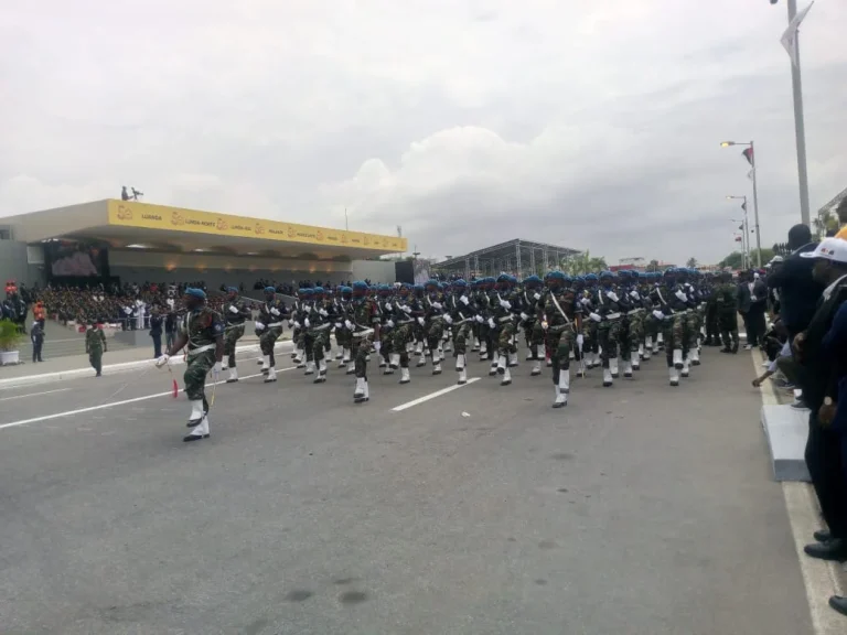 Desfile militar abrilhanta acto central alusivo aos 50 anos de Independência Nacional