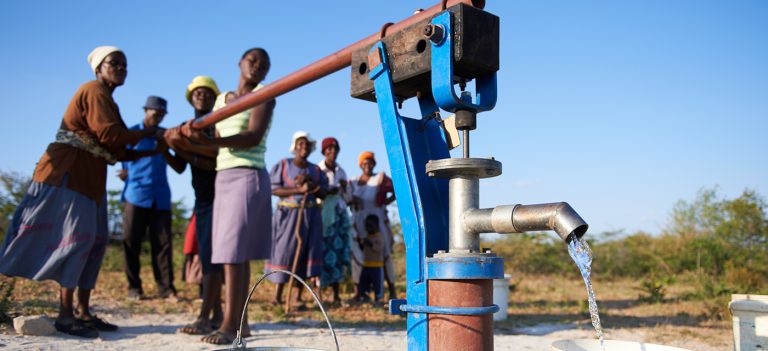 Em Malange, a População da sede comunal do Lombe, depende de duas manivelas e poços arte-sianos, vulgarmente conhecidas por cacimbas para obtenção do líquido precioso
