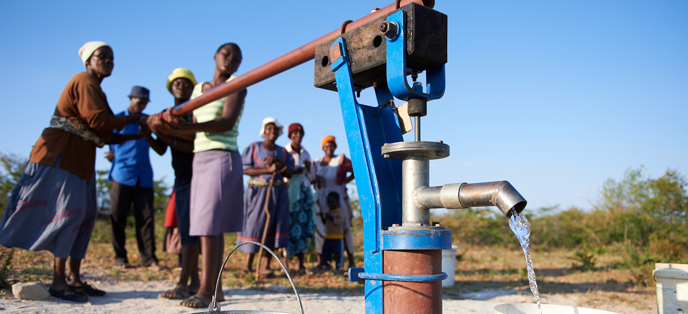 Em Malange, a População da sede comunal do Lombe, depende de duas manivelas e poços arte-sianos, vulgarmente conhecidas por cacimbas para obtenção do líquido precioso