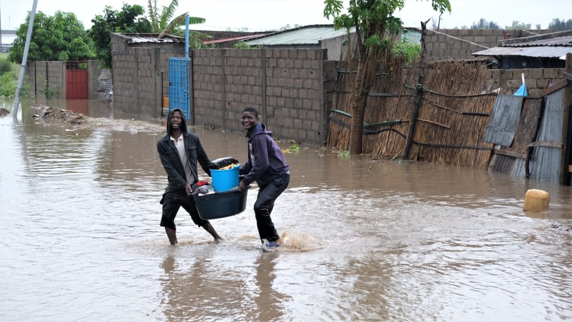 chuvas deixa mais de 300 pessoas ao relento e 1 desaparecido.
