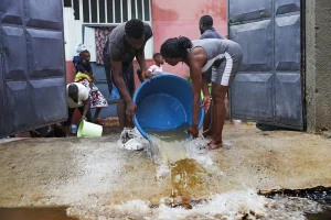 Casas, inundadas, cazenga,