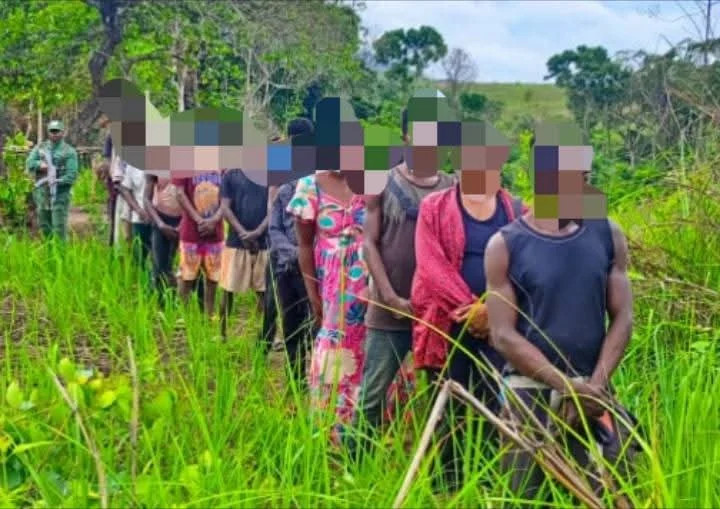 Imigrantes ilegais detidos na Luanda Norte.