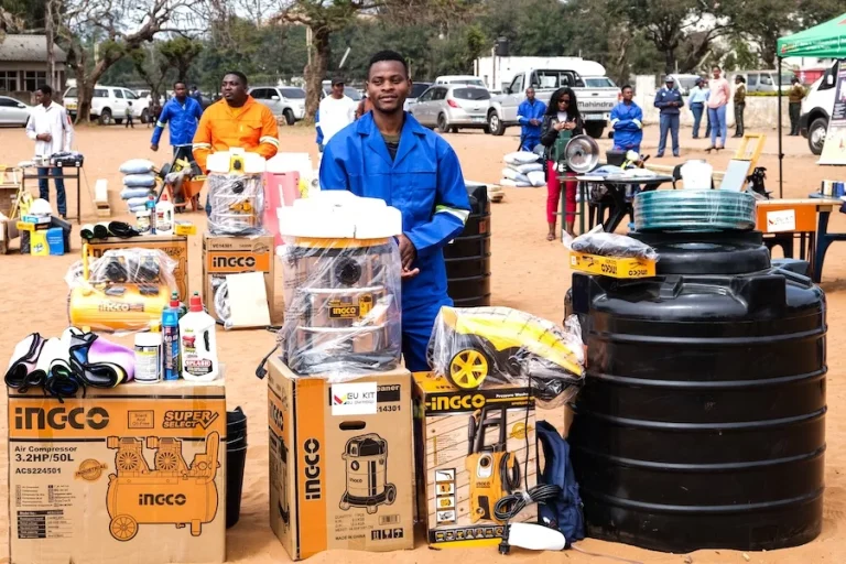 KIT DE AUTO EMPREGO ENTREGUES ÁO JOVENS EM BENGUELA